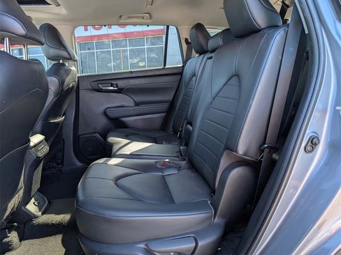 Used 2022 Toyota Highlander XLE image 30