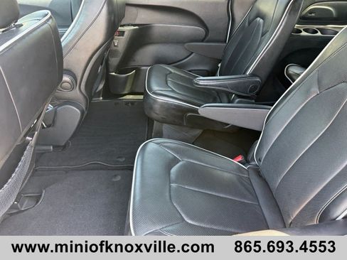 Used 2025 Chrysler Pacifica Limited FWD image 18