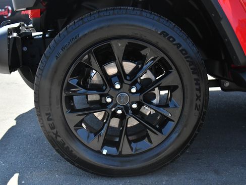 Used 2025 Jeep Wrangler Unlimited Sahara AWD/4WD image 12