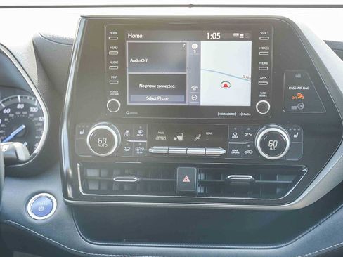 Used 2021 Toyota Highlander XLE image 14