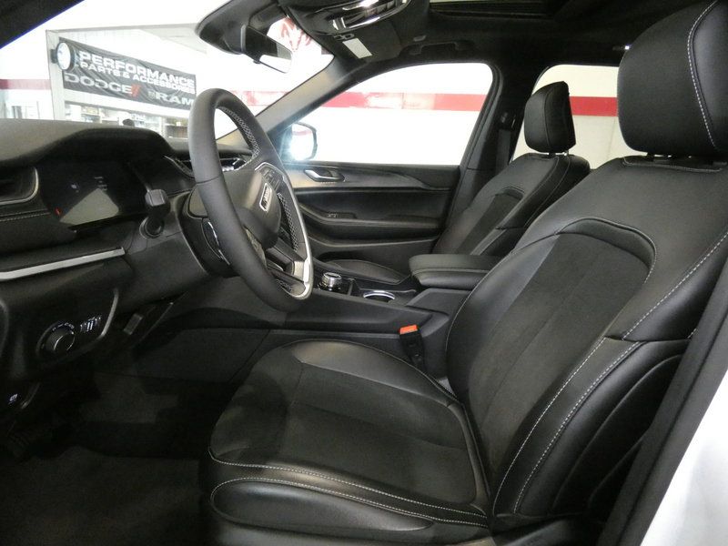 Used 2025 Jeep Grand Cherokee Altitude RWD image 10