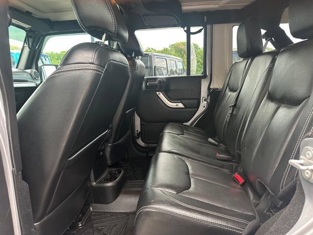 Used 2016 Jeep Wrangler Unlimited Rubicon w/ Connectivity Group AWD/4WD image 11