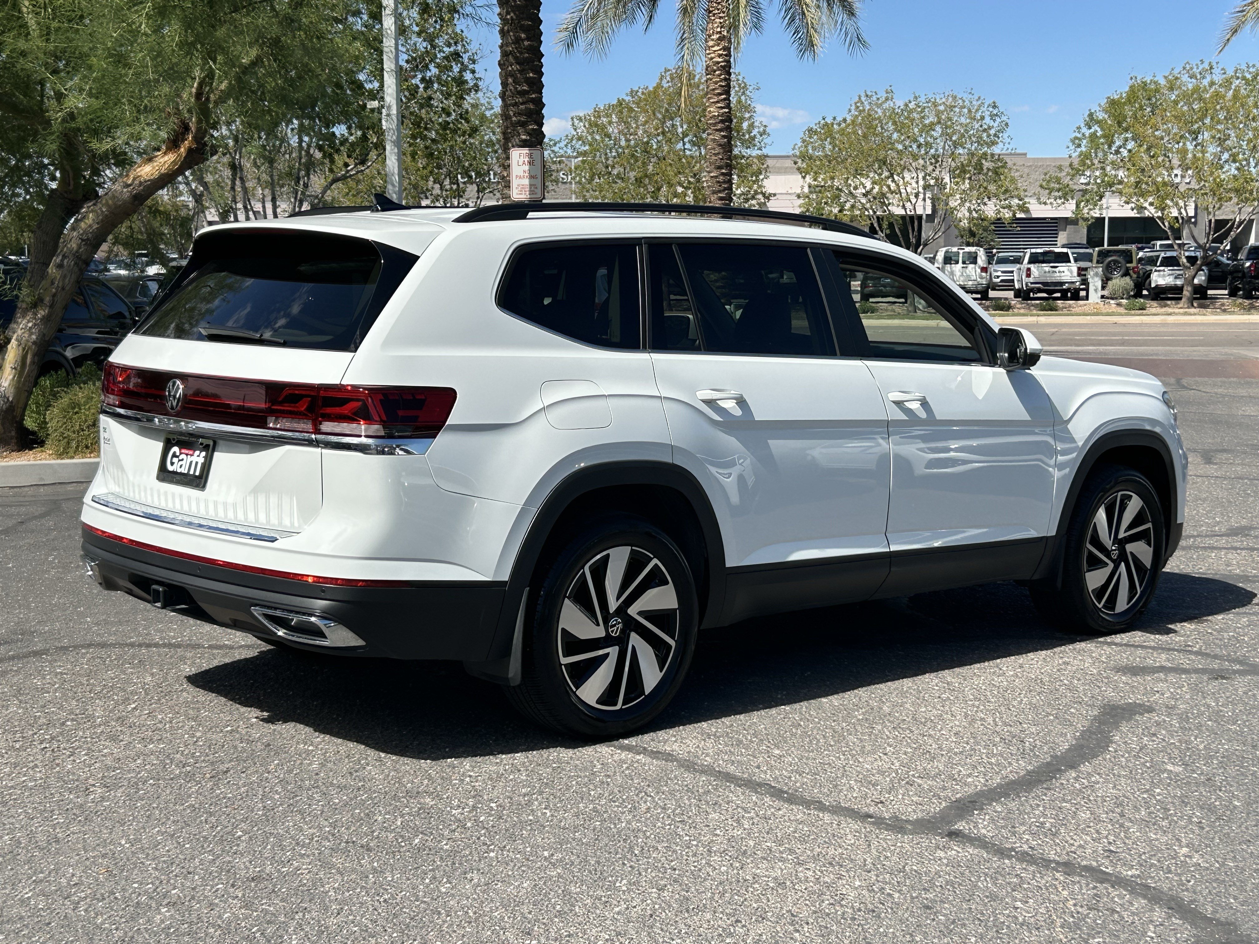 Certified 2025 Volkswagen Atlas SE w/ Panoramic Sunroof Package FWD image 4