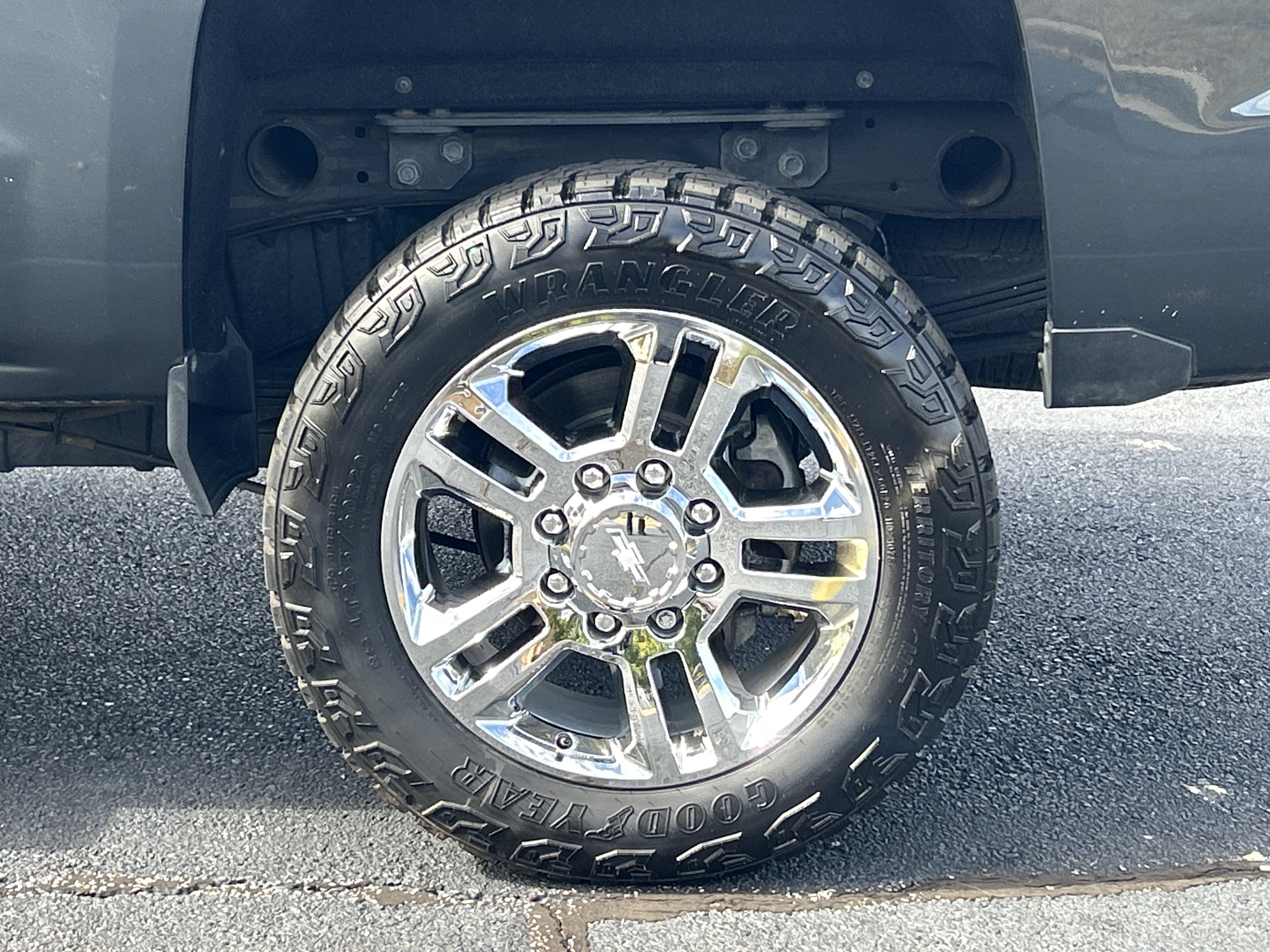 Used 2017 Chevrolet Silverado 2500 High Country w/ Duramax Plus Package AWD/4WD image 35