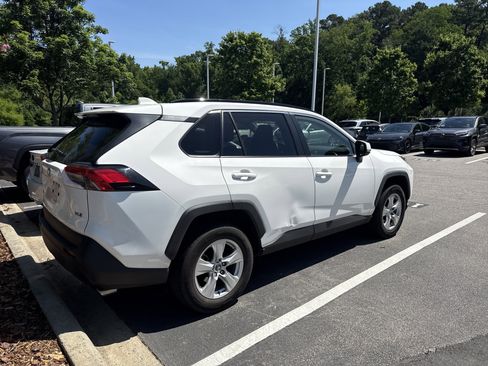 Used 2019 Toyota RAV4 XLE FWD image 6
