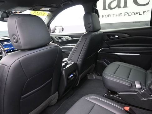 Used 2025 Chevrolet Traverse LT image 24
