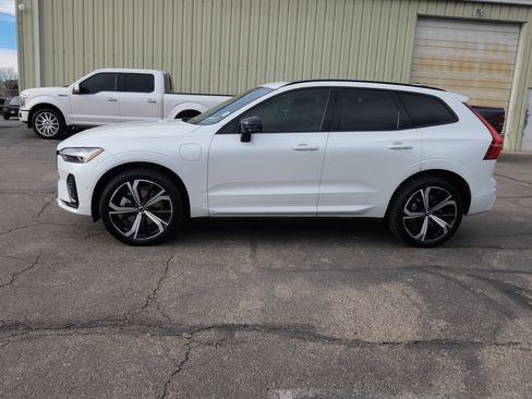 Used 2022 Volvo XC60 T8 R-Design w/ Advanced Package image 3