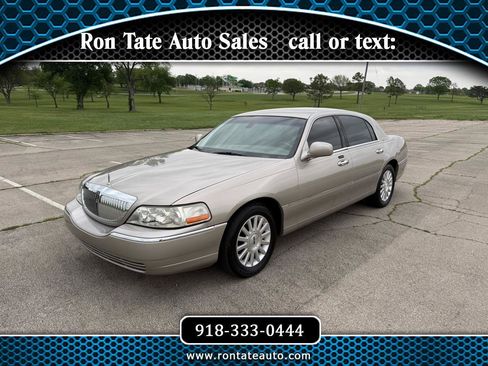 Used 2003 Lincoln Town Car Signature RWD image 1