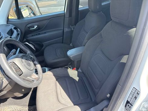 Used 2022 Jeep Renegade Latitude w/ Convenience Group AWD/4WD image 5