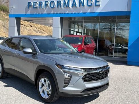 New 2026 Chevrolet Trax LS w/ LS Convenience Package FWD image 1