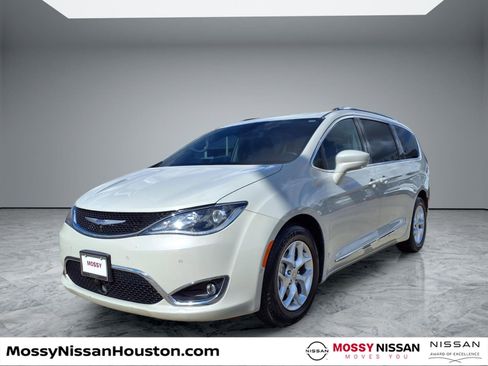 Used 2020 Chrysler Pacifica Touring-L Plus w/ Tire & Wheel Group image 4