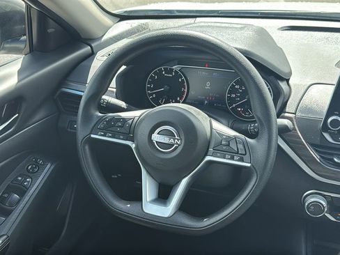 Used 2025 Nissan Altima 2.5 SV FWD image 24