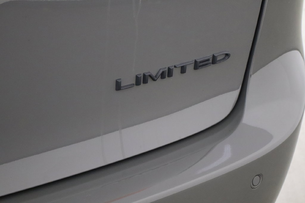 Used 2025 Chrysler Pacifica Limited FWD image 43