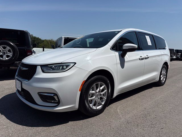 Used 2023 Chrysler Pacifica Touring-L FWD image 8