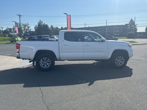 Used 2017 Toyota Tacoma SR5 w/ Tow Package AWD/4WD image 8