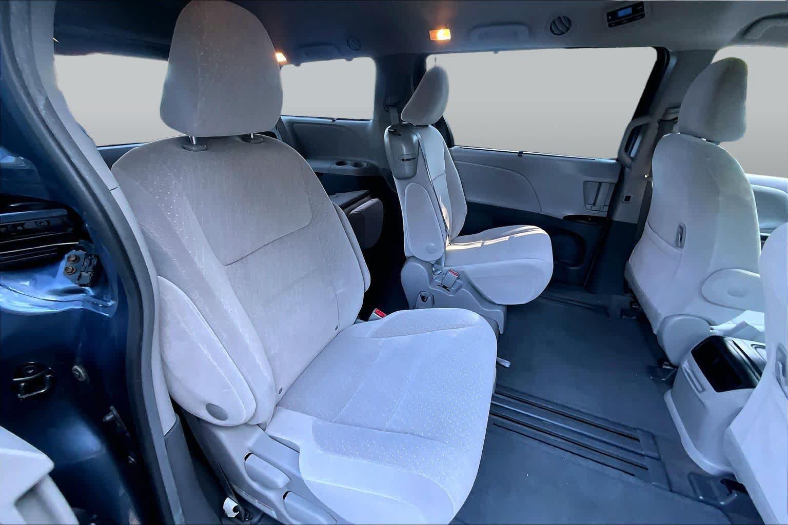 Certified 2017 Toyota Sienna LE FWD image 18
