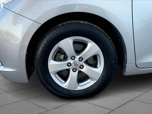 Used 2015 Toyota Sienna LE FWD image 11