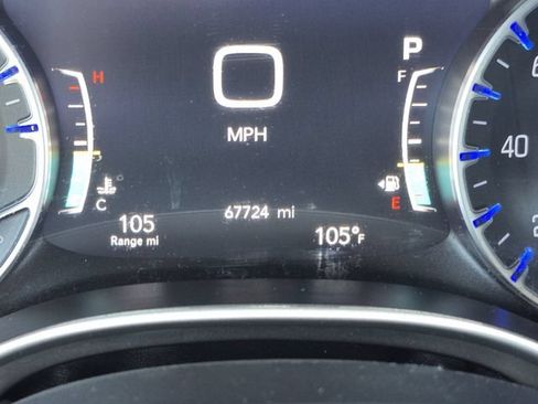 Used 2023 Chrysler Pacifica Touring-L FWD image 11