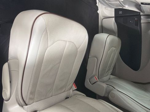 Used 2018 Chrysler Pacifica Limited FWD image 20