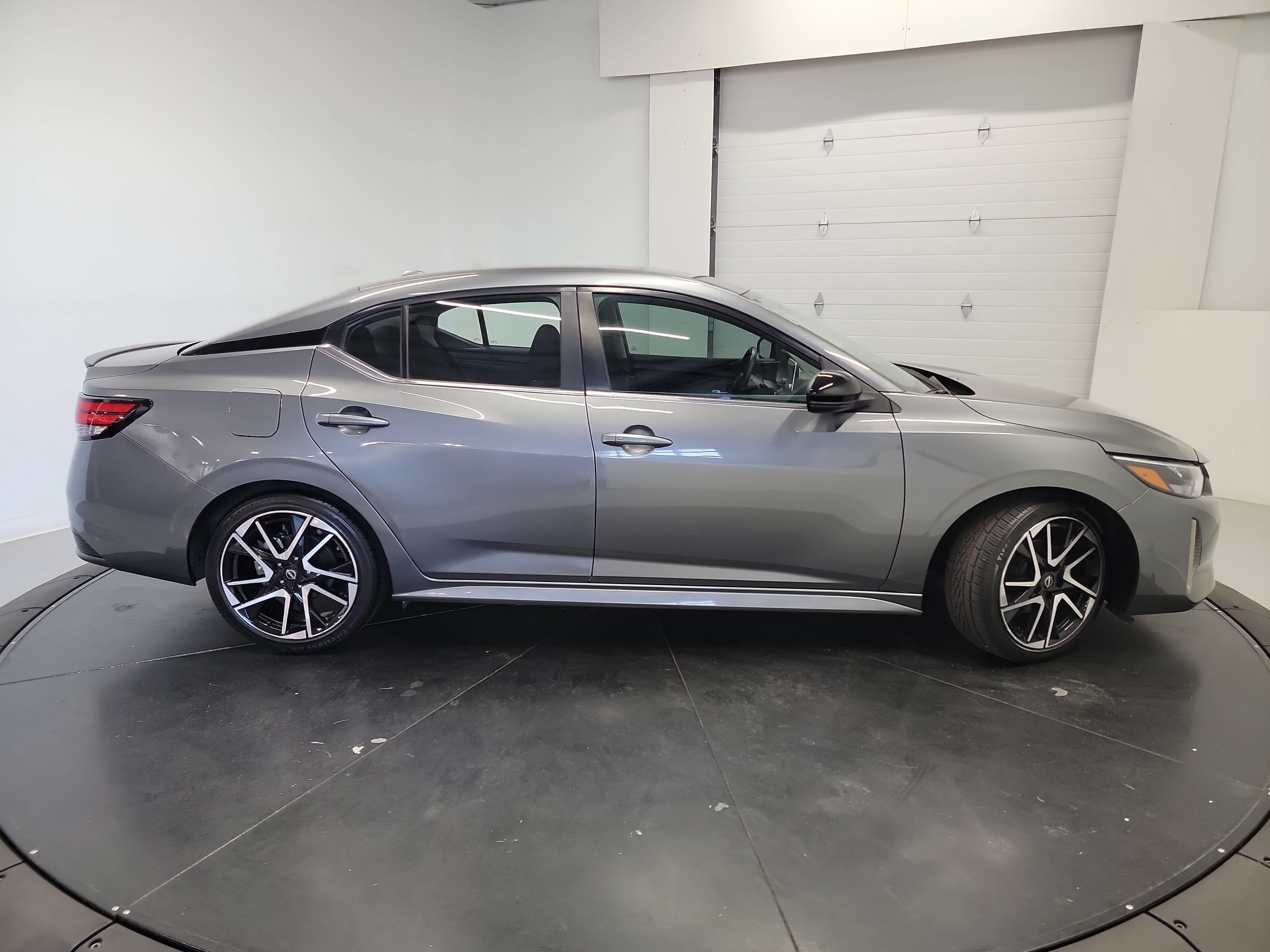 Used 2025 Nissan Sentra SR FWD image 11