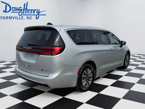 Used 2024 Chrysler Pacifica Limited FWD image 5
