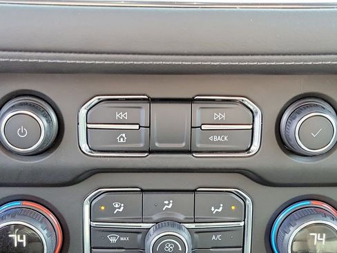 Used 2024 Chevrolet Suburban LT image 31