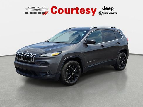 Used 2018 Jeep Cherokee Latitude Plus w/ Cold Weather Group AWD/4WD image 7