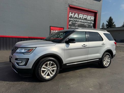 Used 2017 Ford Explorer XLT w/ Equipment Group 202A image 9