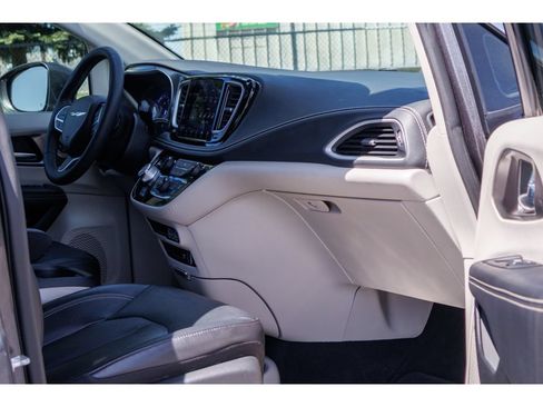Used 2022 Chrysler Pacifica Touring-L FWD image 10