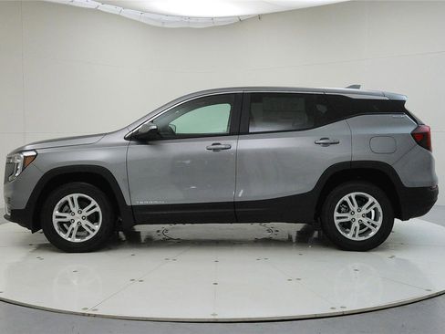 Used 2024 GMC Terrain SLE image 4