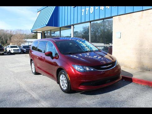 Used 2021 Chrysler Voyager LX image 1