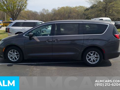 Used 2022 Chrysler Voyager LX image 12