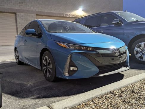 Used 2018 Toyota Prius Prime Advanced w/ Carpet Mat Package image 3