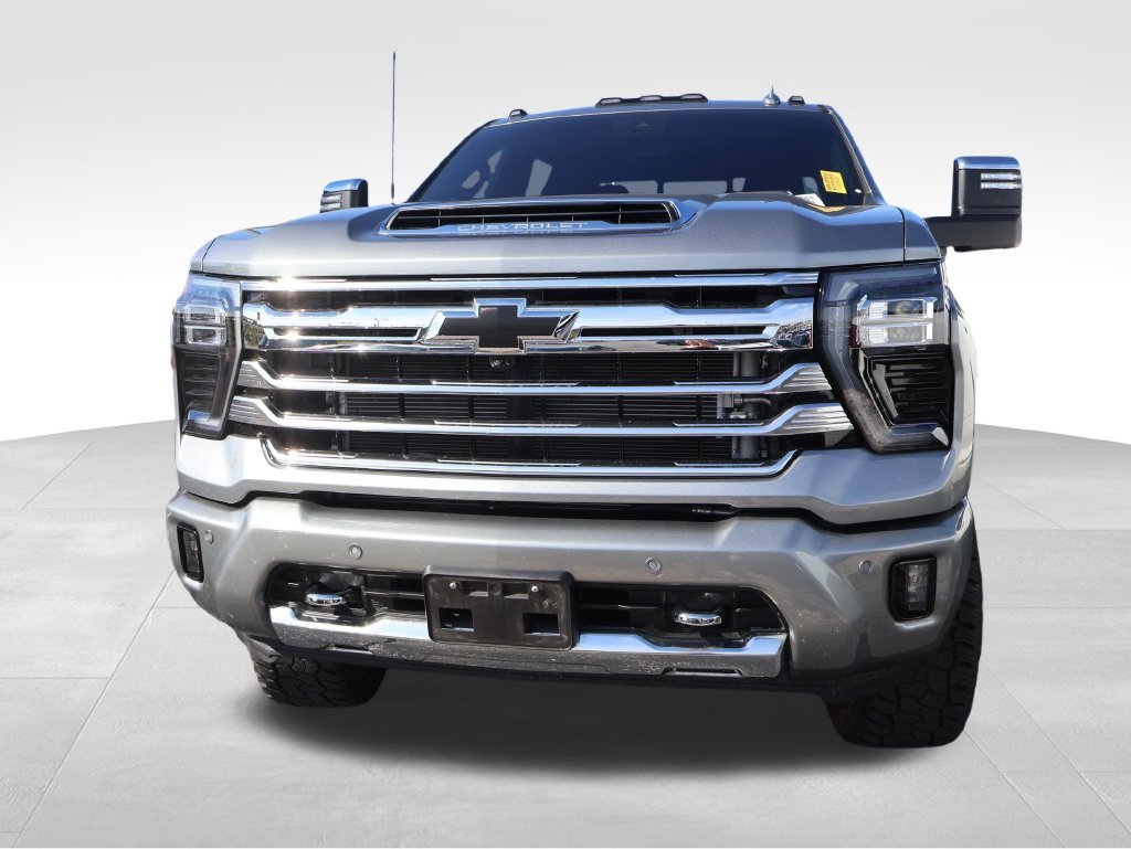 Used 2025 Chevrolet Silverado 3500 High Country w/ High Country Premium Package AWD/4WD image 3