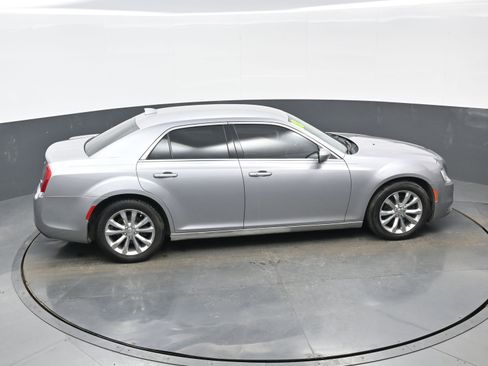Used 2018 Chrysler 300 Touring image 38