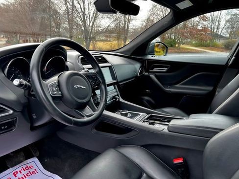 Used 2020 Jaguar F-PACE Premium image 12