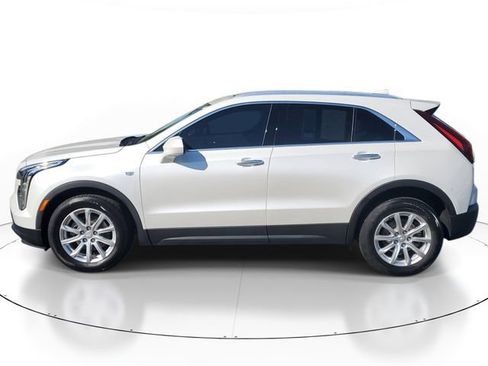 Certified 2022 Cadillac XT4 Luxury w/ Cold Weather Package AWD/4WD image 2