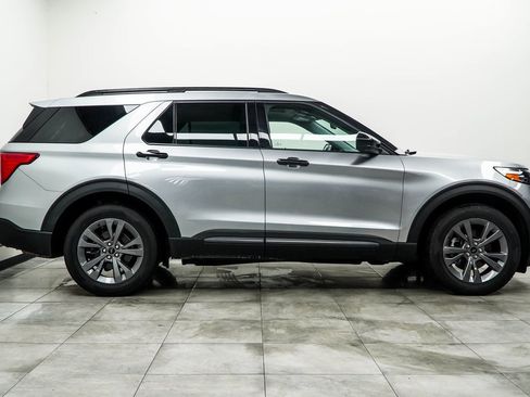 Used 2022 Ford Explorer XLT w/ Equipment Group 202A image 10