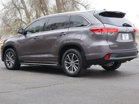 Used 2018 Toyota Highlander XLE AWD/4WD image 7