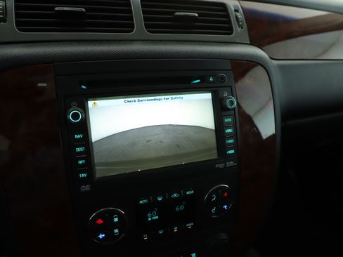 Used 2011 Chevrolet Suburban LTZ AWD/4WD image 26