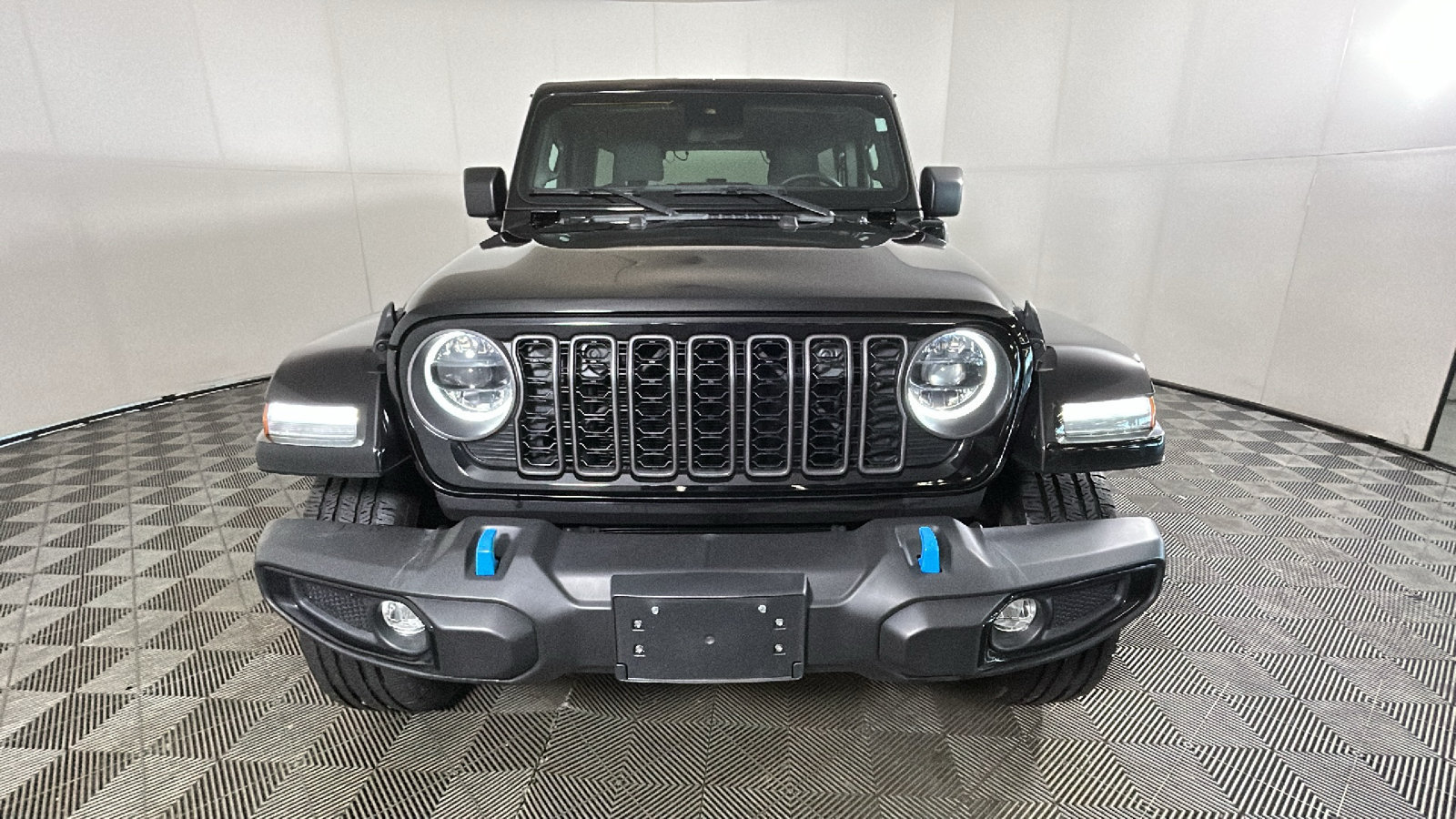 Used 2024 Jeep Wrangler Unlimited w/ Convenience Group AWD/4WD image 9