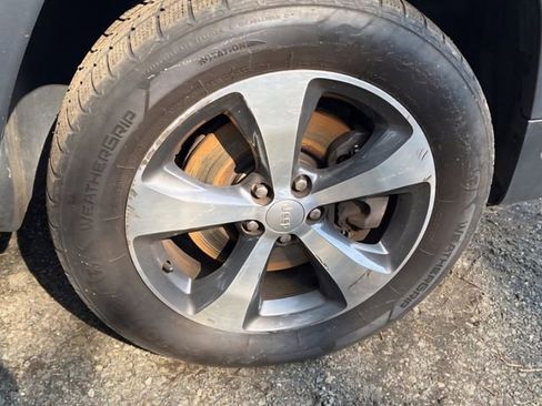 Used 2019 Jeep Cherokee Limited image 12