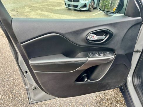 Used 2019 Jeep Cherokee Latitude Plus w/ Comfort/Convenience Group image 9