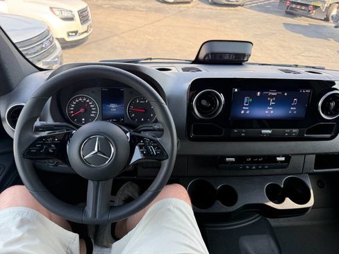 Used 2025 Mercedes-Benz Sprinter 2500 image 15