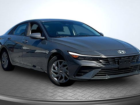 Used 2024 Hyundai Elantra SEL FWD image 3