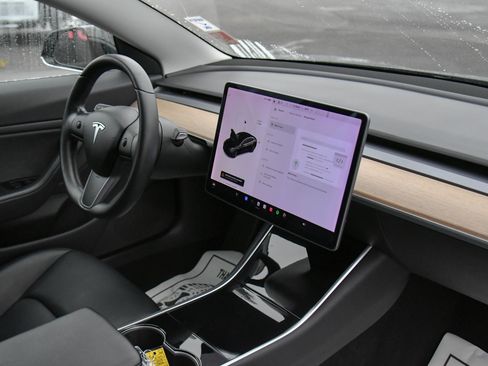 Used 2019 Tesla Model 3 Standard Range image 42