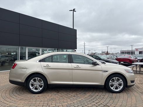 Used 2018 Ford Taurus SE image 4