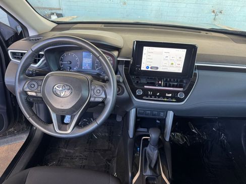 Used 2025 Toyota Corolla Cross LE image 32