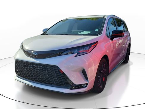 Used 2026 Toyota Sienna XSE image 3