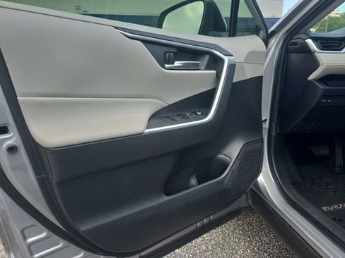 Used 2019 Toyota RAV4 XLE FWD image 18